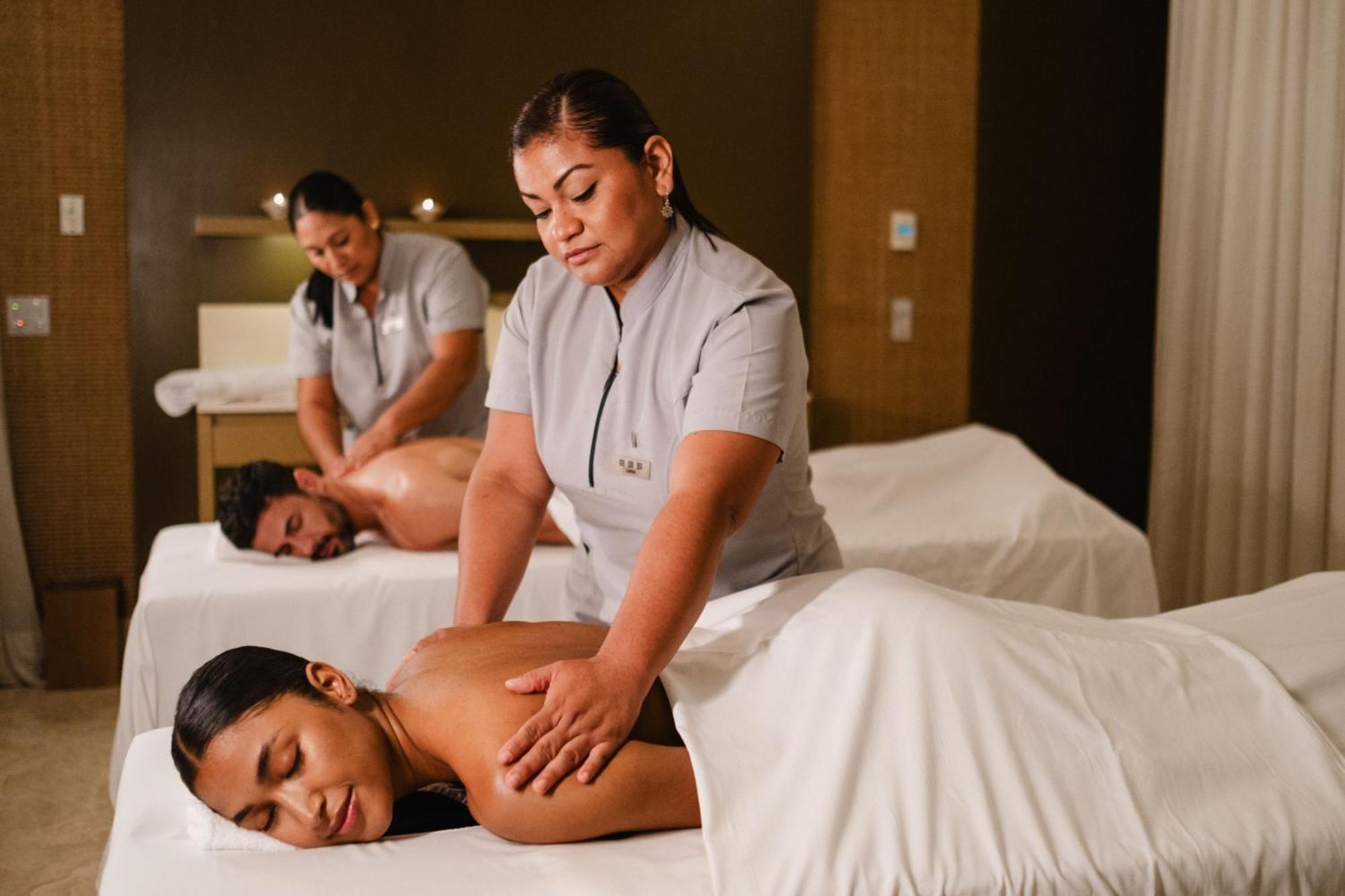 Hotel Paracas, A Luxury Collection Resort, Paracas Esterno foto Massage therapists at work