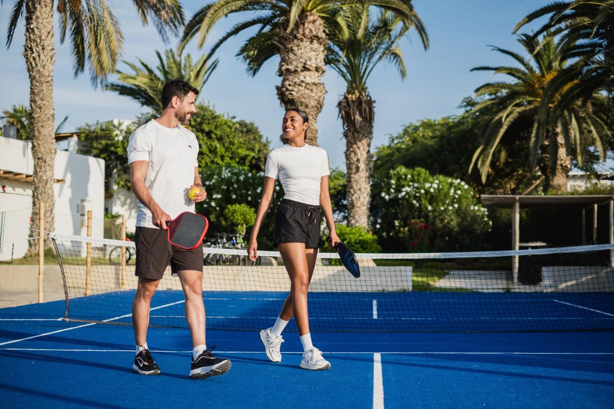 Hotel Paracas, A Luxury Collection Resort, Paracas Esterno foto Tennis players walking on a tennis court