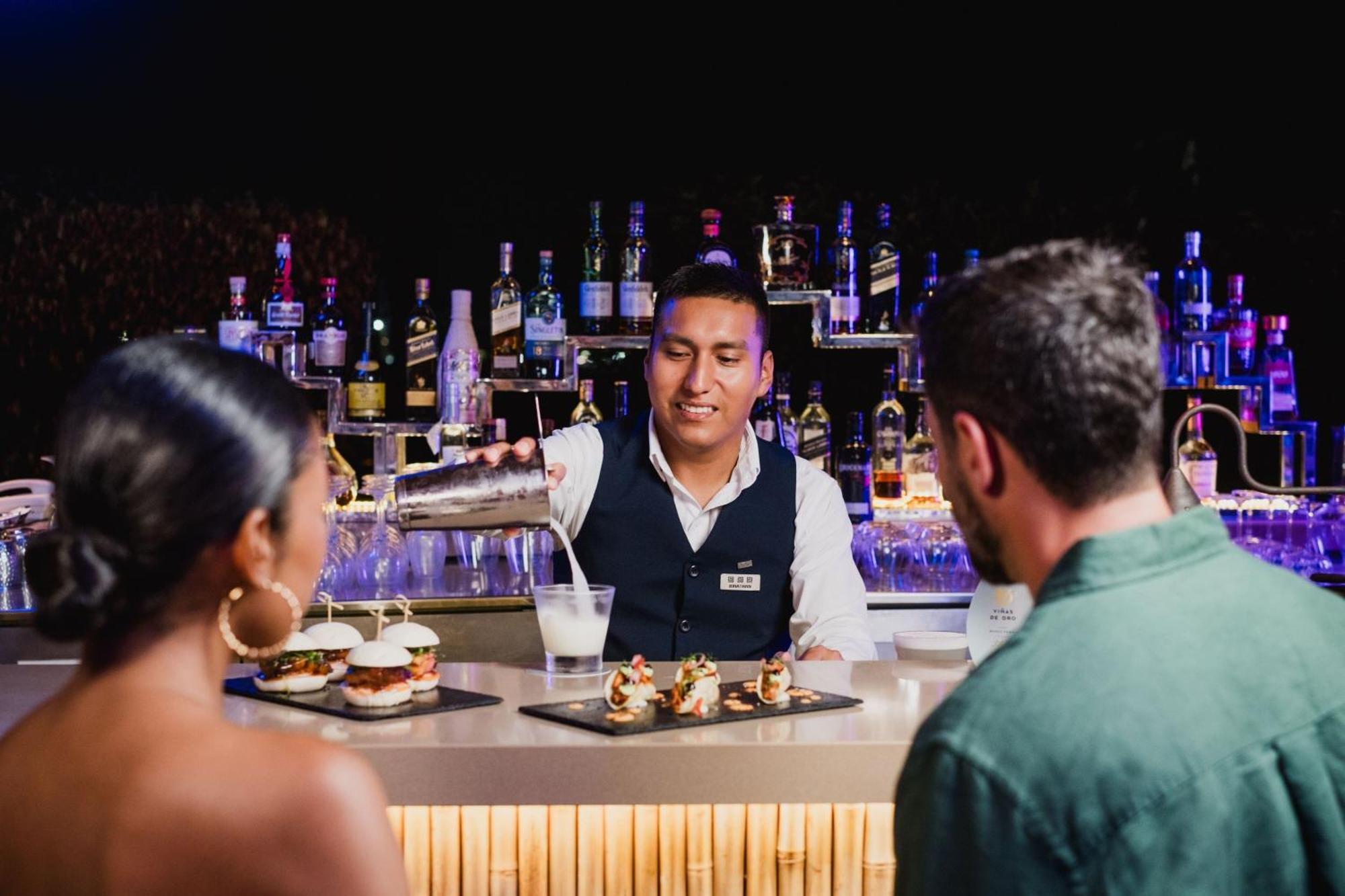 Hotel Paracas, A Luxury Collection Resort, Paracas Esterno foto A bartender at work