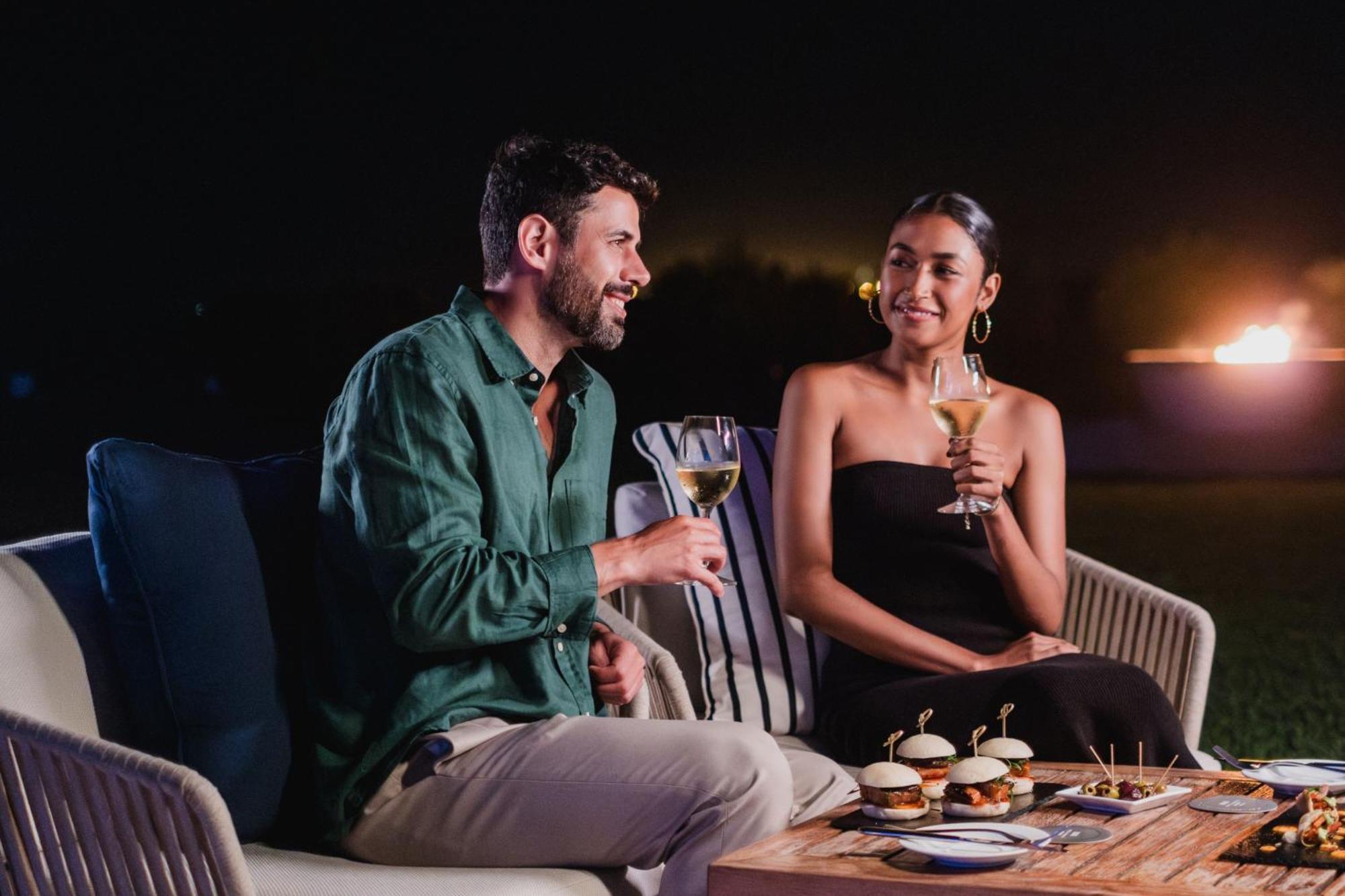 Hotel Paracas, A Luxury Collection Resort, Paracas Esterno foto A couple dining at the resort