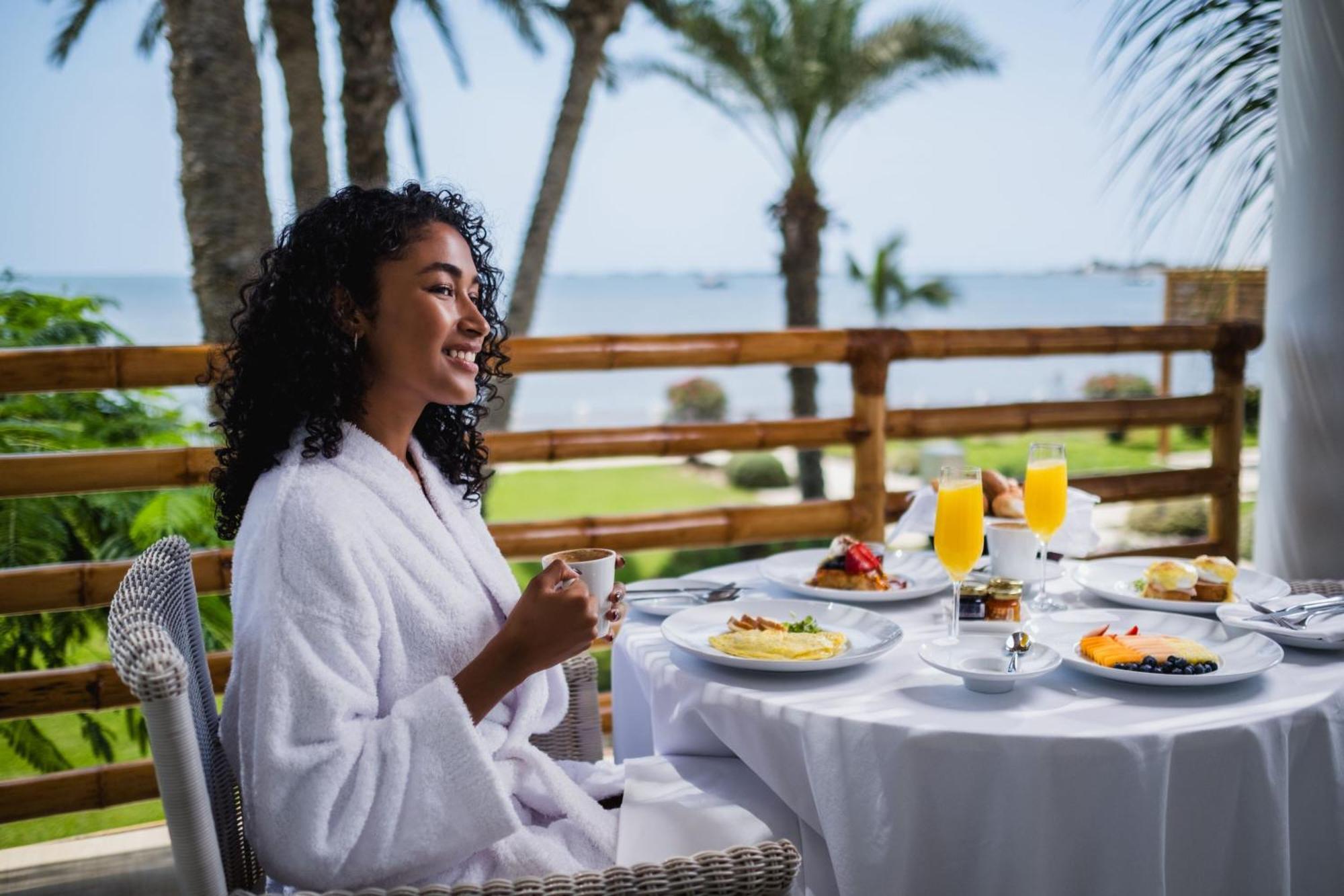 Hotel Paracas, A Luxury Collection Resort, Paracas Esterno foto A woman wearing a bathrobe