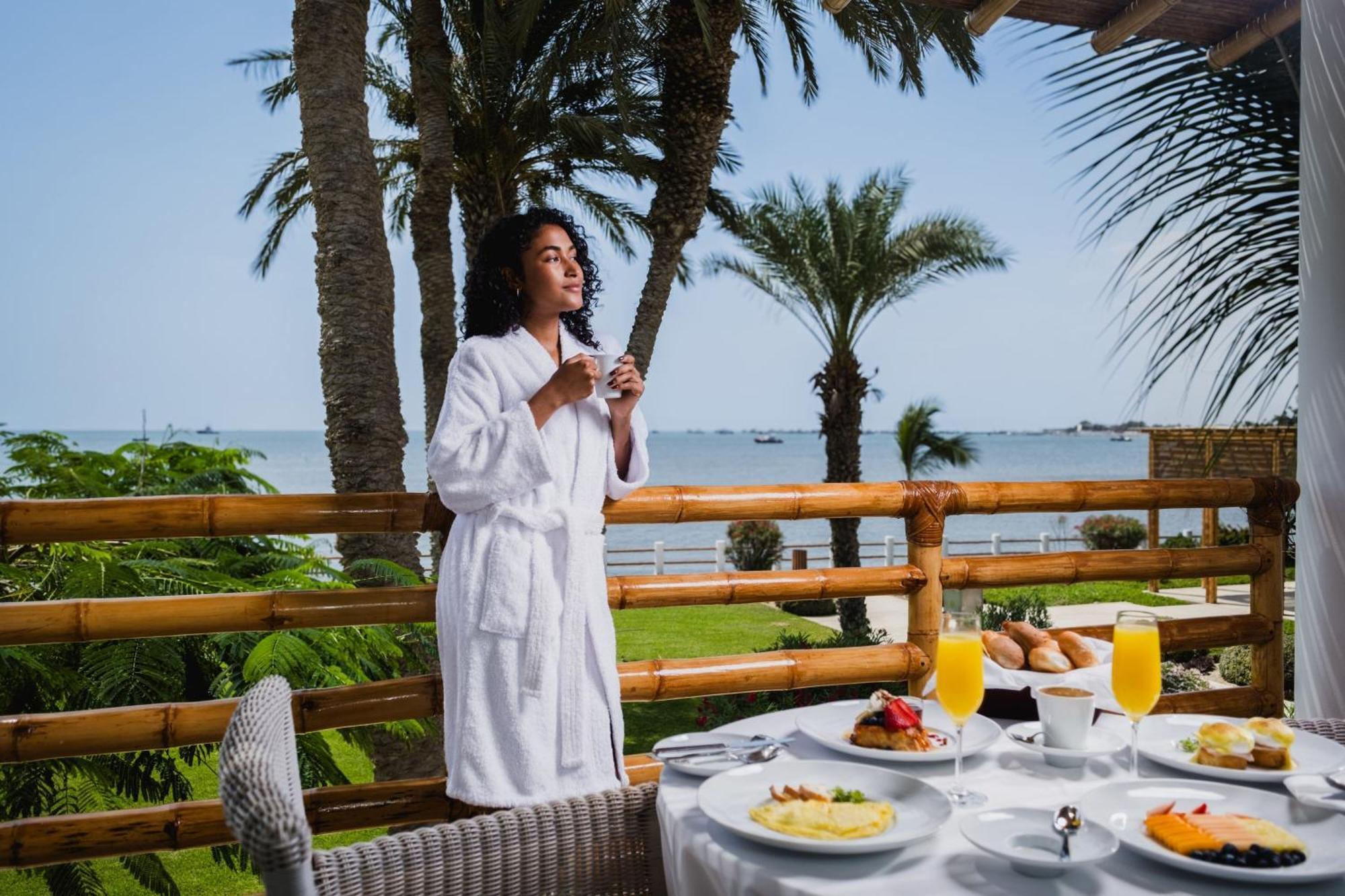 Hotel Paracas, A Luxury Collection Resort, Paracas Esterno foto A woman wearing a bathrobe